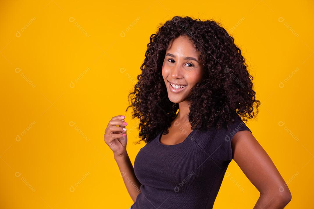 Linda mulher afro-americana olhando para a câmera.