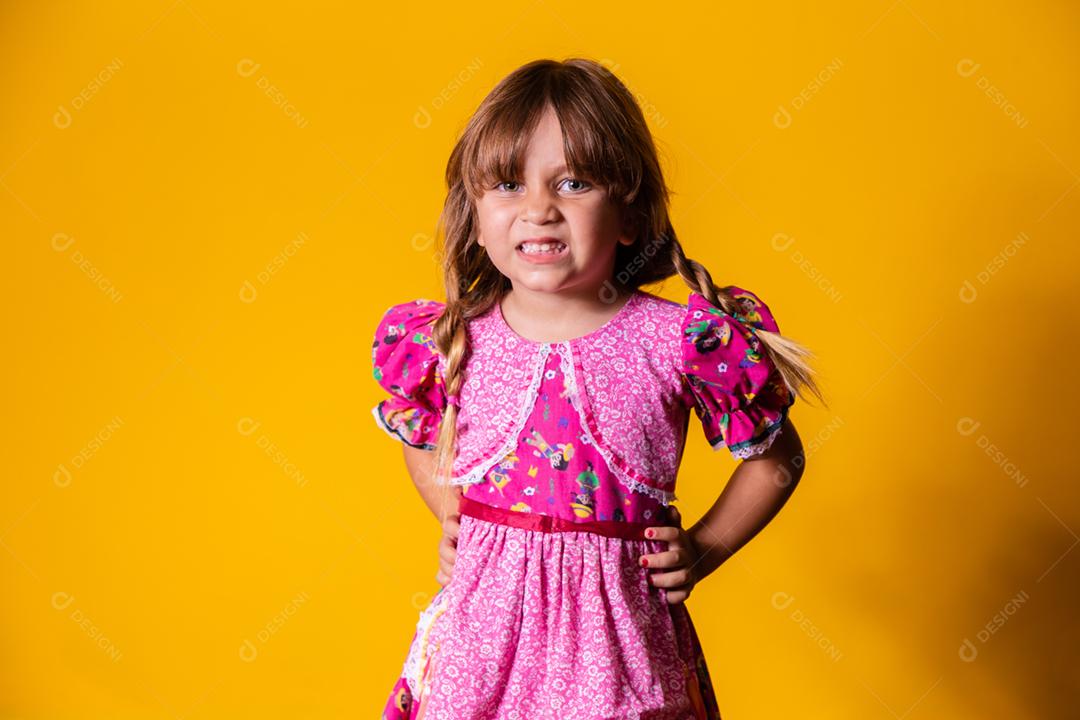 Criança com roupas típicas da famosa festa brasileira chamada Festa