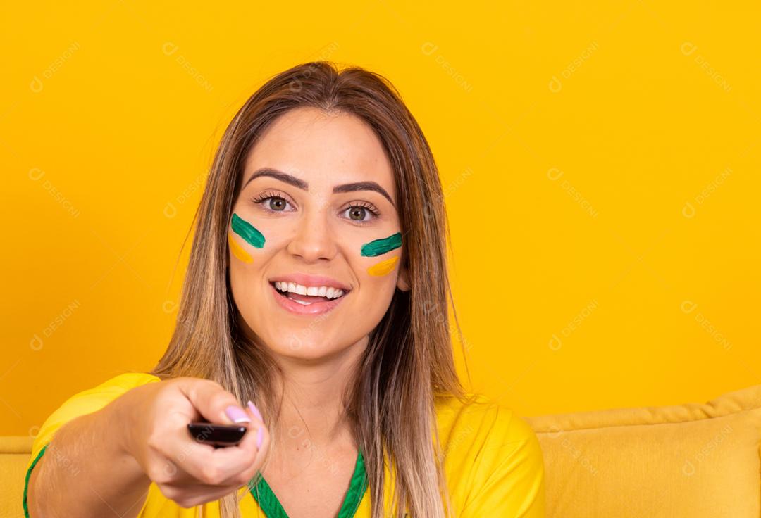 Linda loira brasileira líder de torcida com o controle remoto w