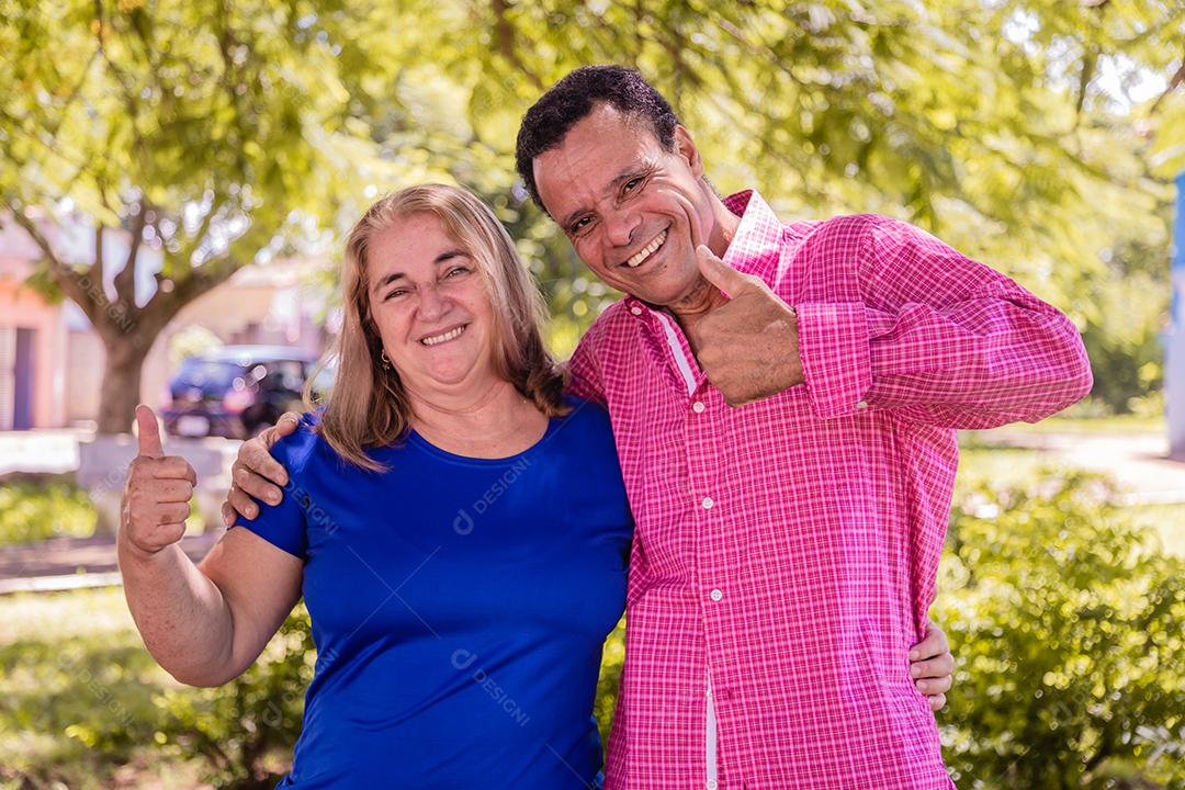 Casal de namoro mais velho com polegares para cima sorrindo