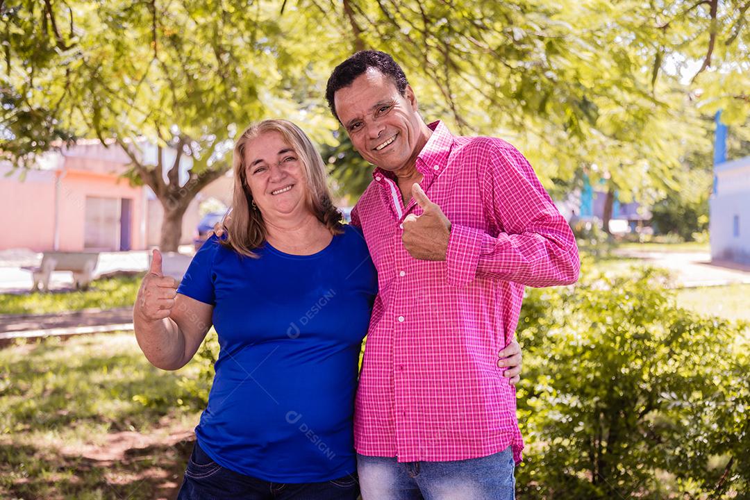 Casal de namoro mais velho com polegares para cima sorrindo