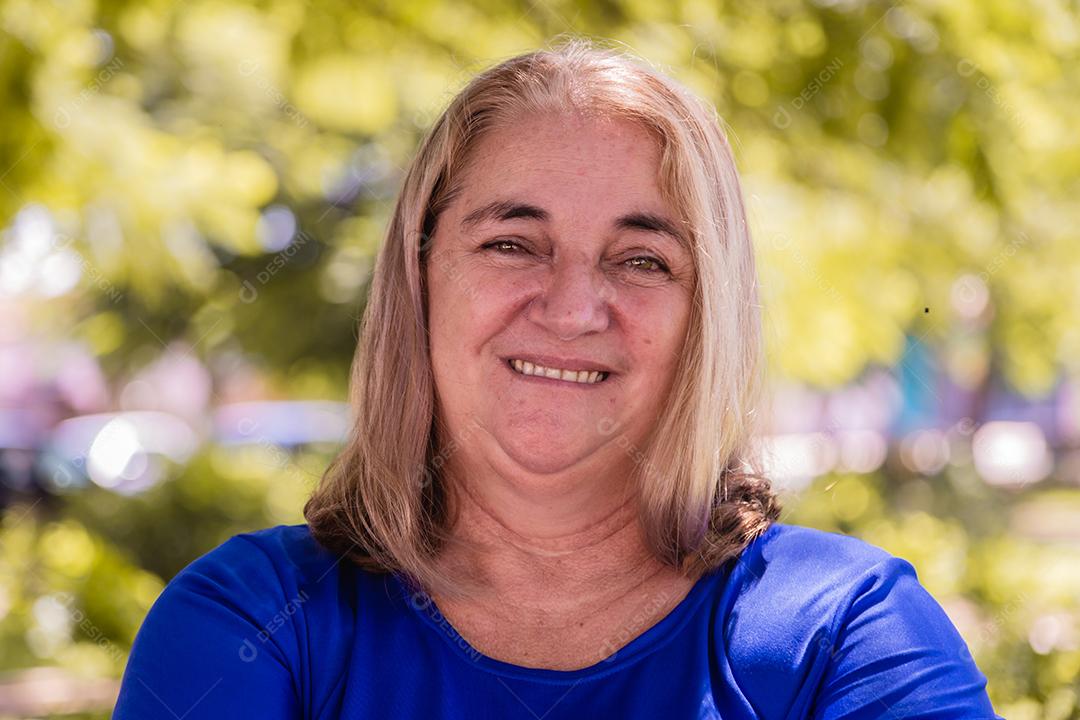mulher madura sorrindo no parque