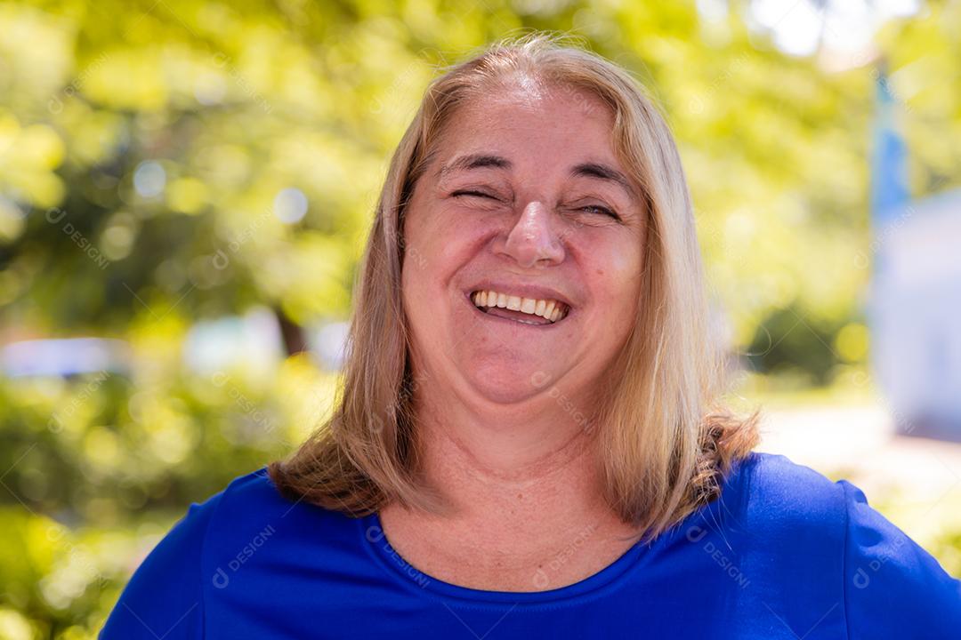 mulher madura sorrindo no parque