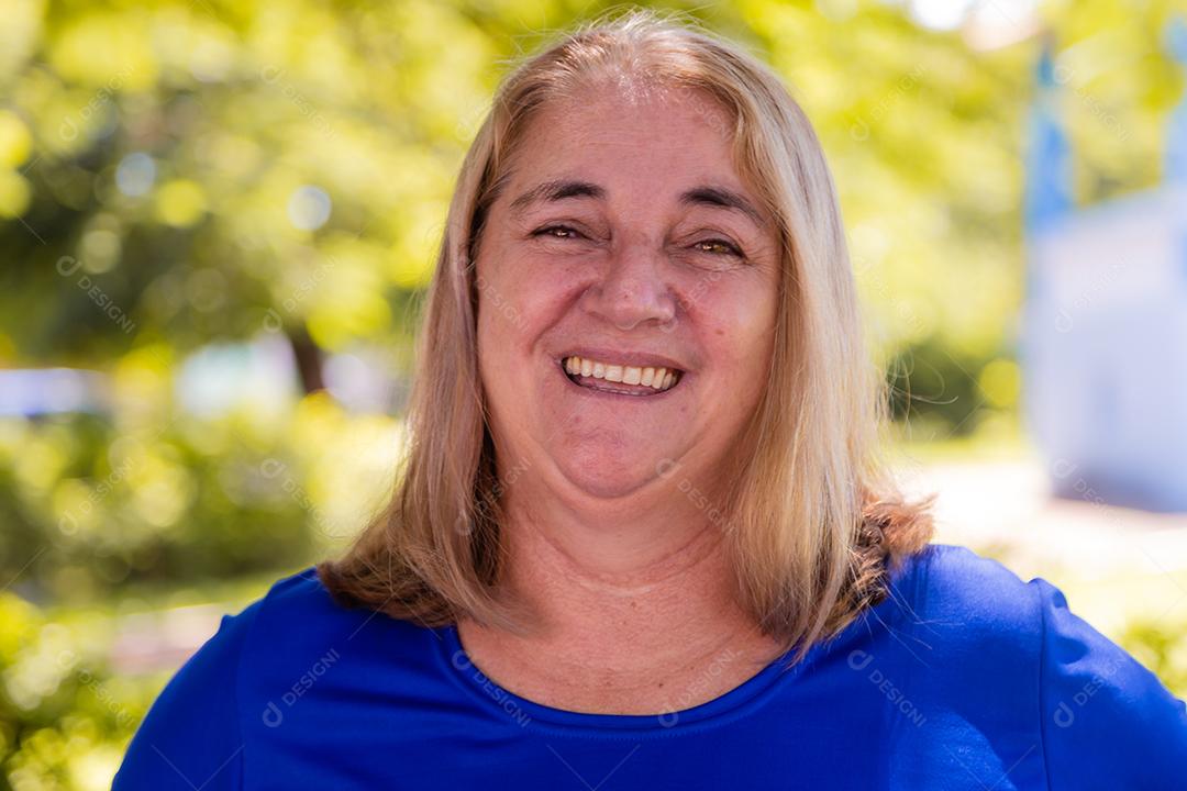 mulher madura sorrindo no parque
