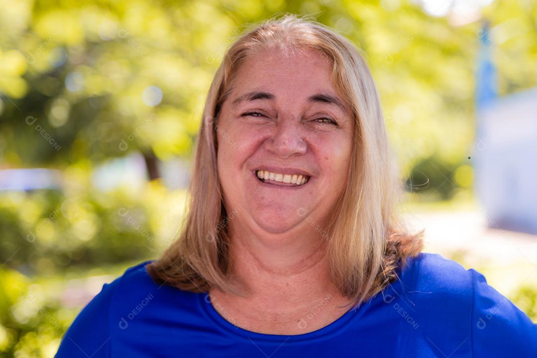 mulher madura sorrindo no parque