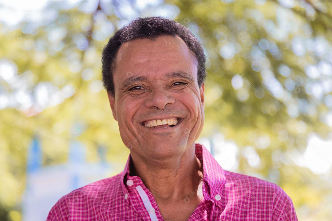 Retrato de sorriso lindo agricultor masculino mais velho. Homem idoso na fazenda em dia de verão. Atividade de jardinagem.