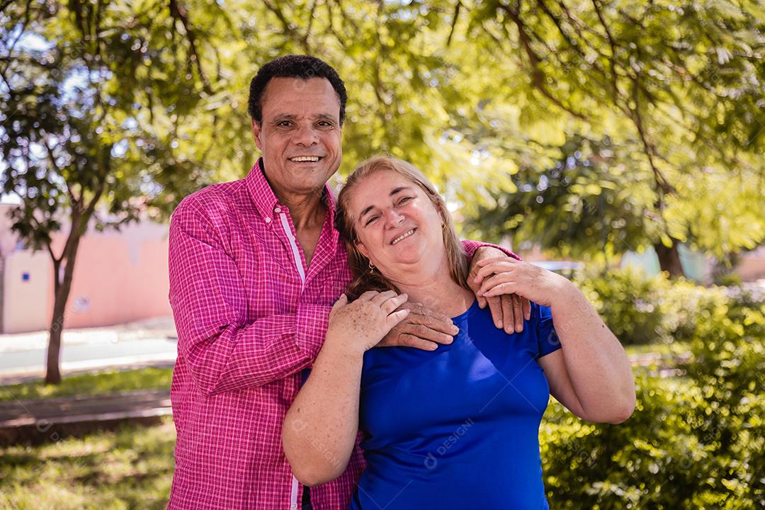 Retrato de um lindo casal mais velho no parque. feliz casal mais velho