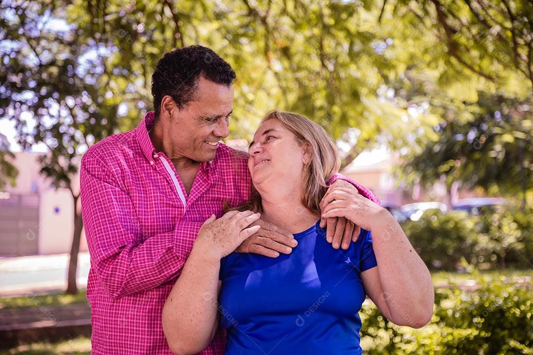 Retrato de um lindo casal sênior no parque. feliz casal mais velho