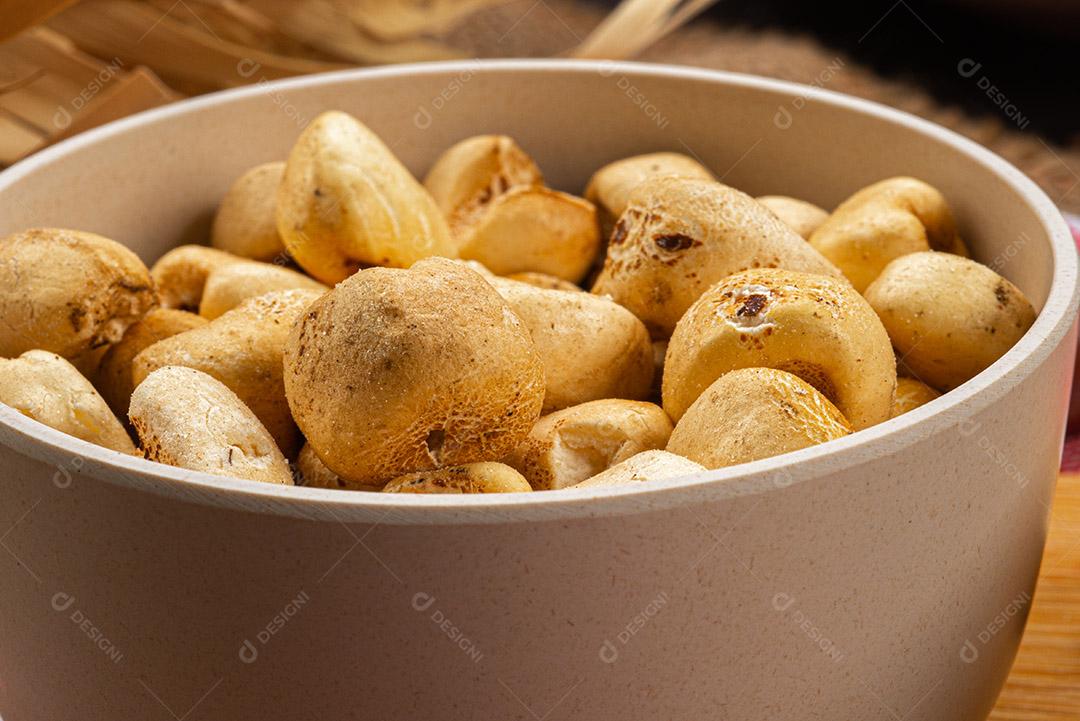 Doces típicos da Festa Junina Brasileira - Pipoca Doce.