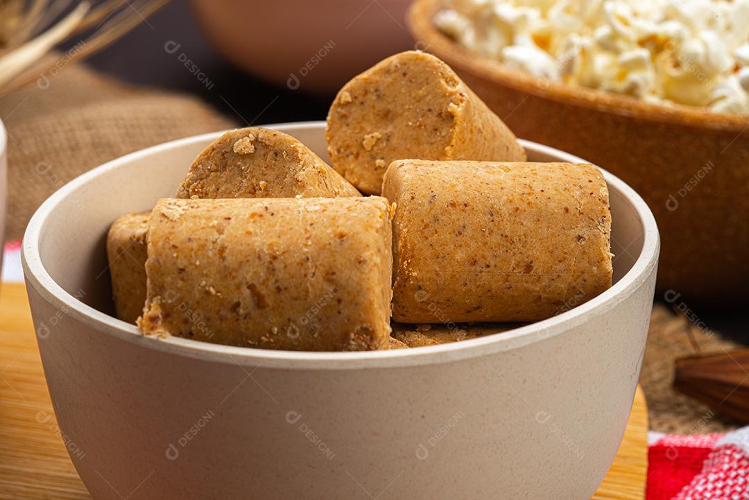 Doces típicos da festa junina brasileira - Paçoca - doce de amendoim