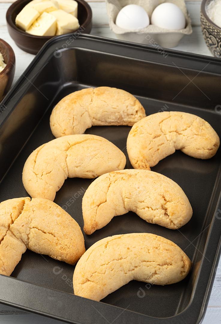 Chipas, pão de queijo típico da América do Sul em uma assadeira com ingredientes.