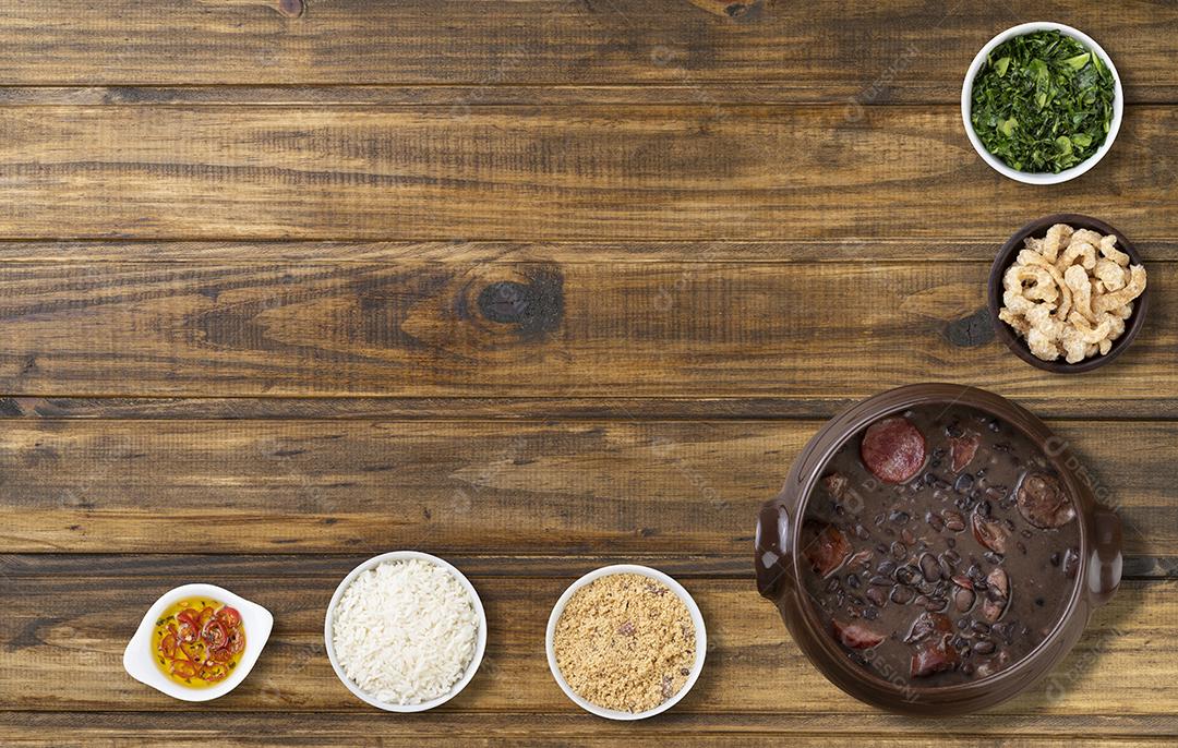 Feijoada tradicional brasileira com arroz, couve, farinha de mandioca, torresmo