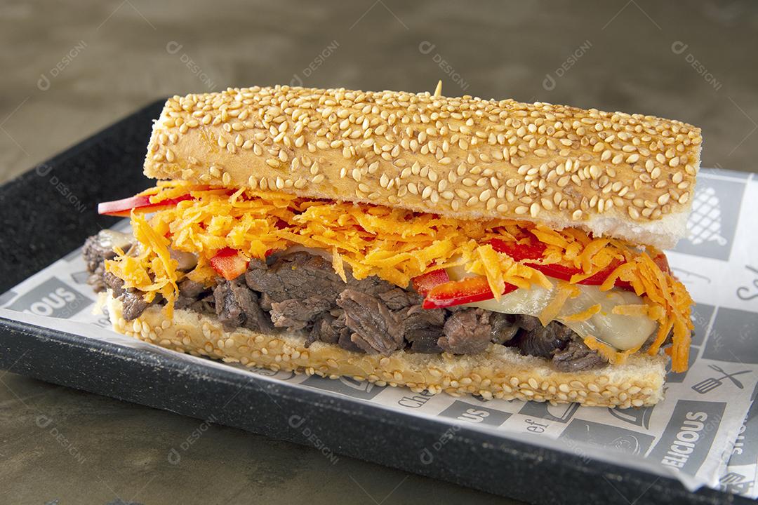 Sanduíche de carne, cenoura e pimenta.