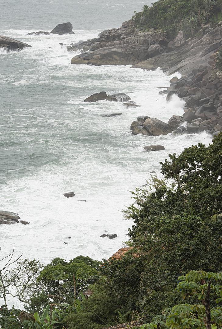 Costa rochosa em um dia chuvoso no Brasil.