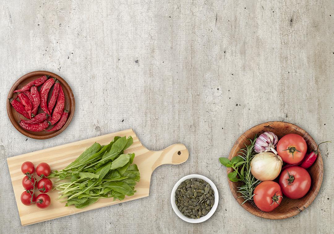 Ingredientes da salada sobre a mesa de madeira