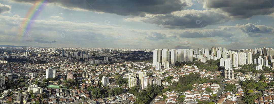 Imagem aérea da cidade de São Paulo com arco-íris