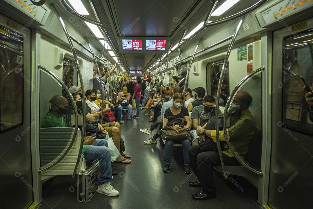 Pessoas no metrô indo trabalhar em São Paulo. São Paulo-Sã