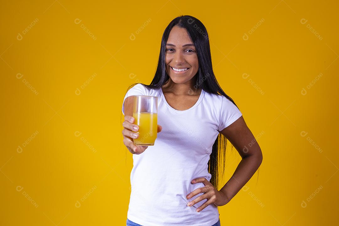 Mulher bebendo suco de laranja