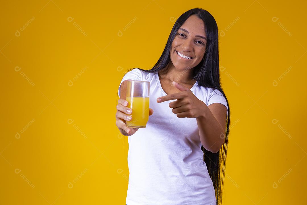 Mulher bebendo suco de laranja