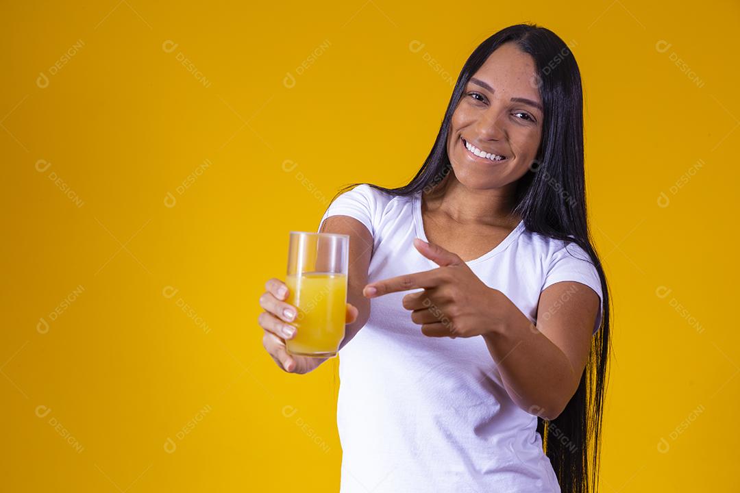 Mulher bebendo suco de laranja