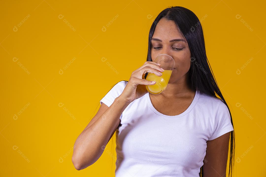 Mulher bebendo suco de laranja
