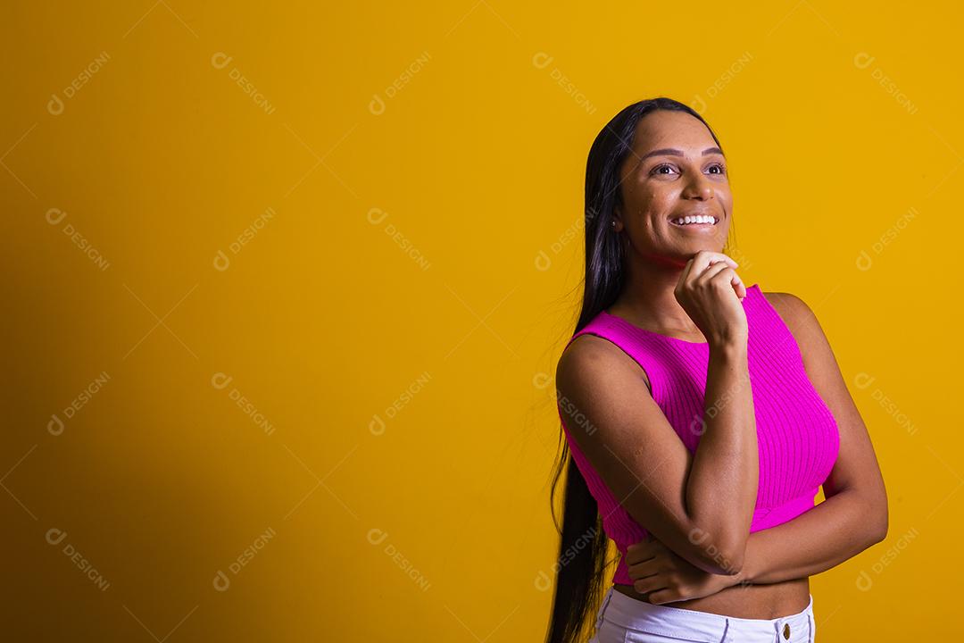 bela jovem morena com cabelo comprido sorrindo olhando para a câmera