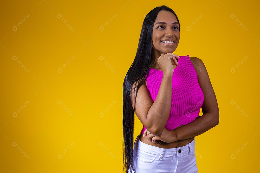 bela jovem morena com cabelo comprido sorrindo olhando para a câmera