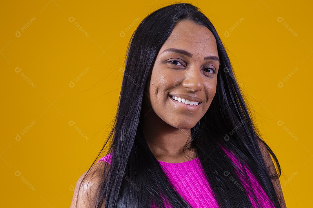 Bela jovem morena com cabelo comprido sorrindo olhando para a câmera