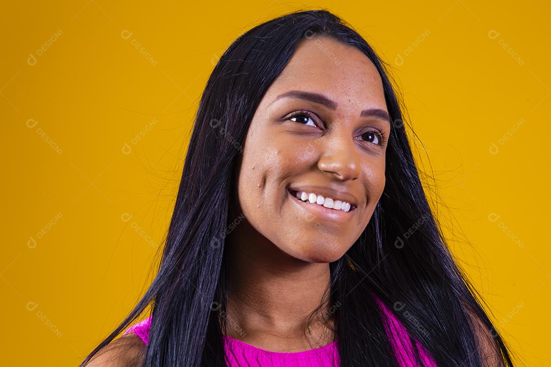 Bela jovem morena com cabelo comprido sorrindo olhando para a câmera