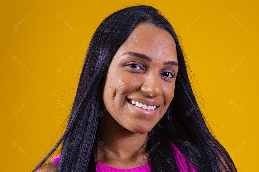 Bela jovem morena com cabelo comprido sorrindo olhando para a câmera