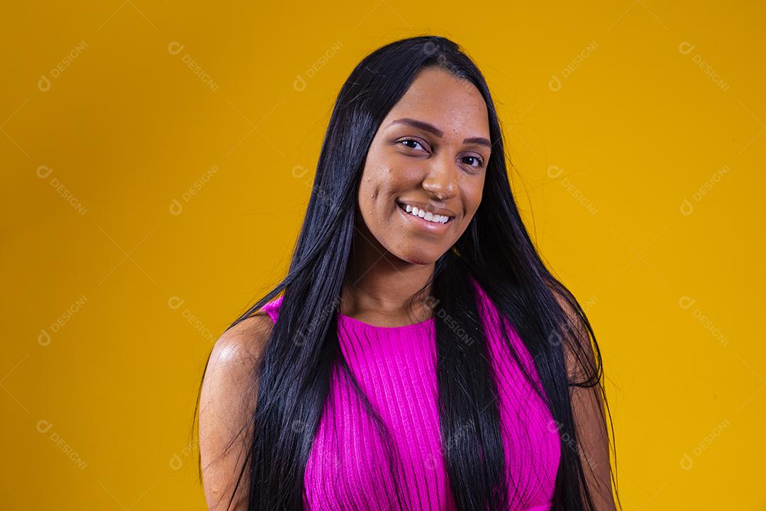 Bela jovem morena com cabelo comprido sorrindo olhando para a câmera