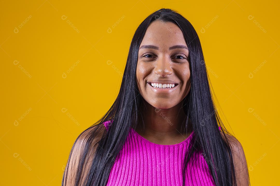 Bela jovem morena com cabelo comprido sorrindo olhando para a câmera