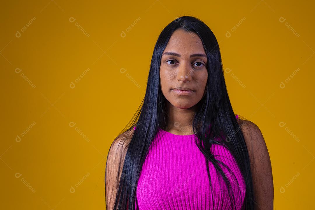 Bela jovem morena com cabelo comprido sorrindo olhando para a câmera