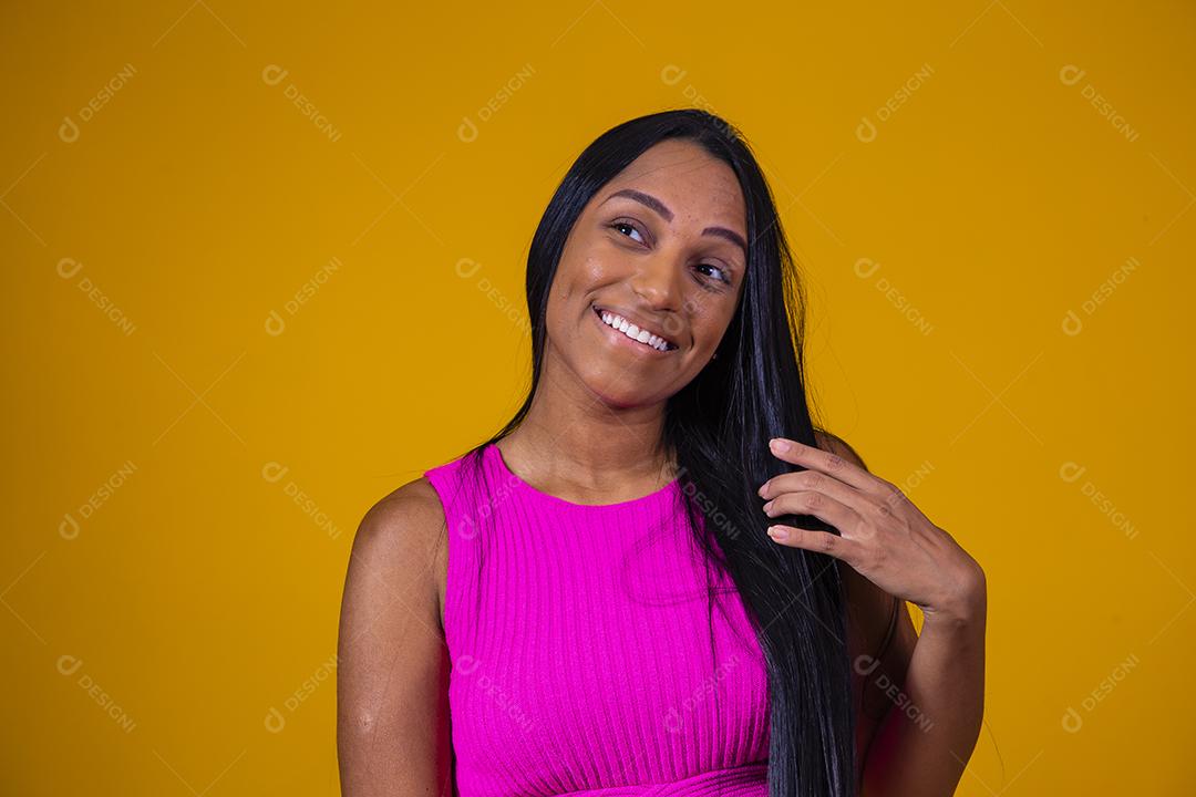 Bela jovem morena com cabelo comprido sorrindo olhando para a câmera