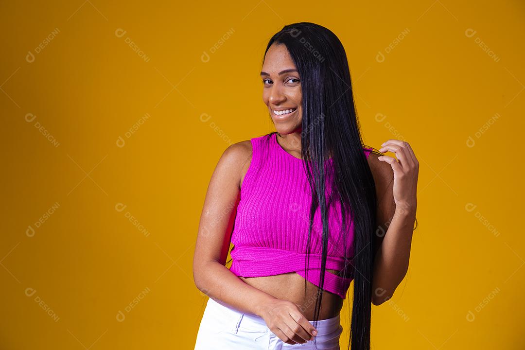 Bela jovem morena com cabelo comprido sorrindo olhando para a câmera