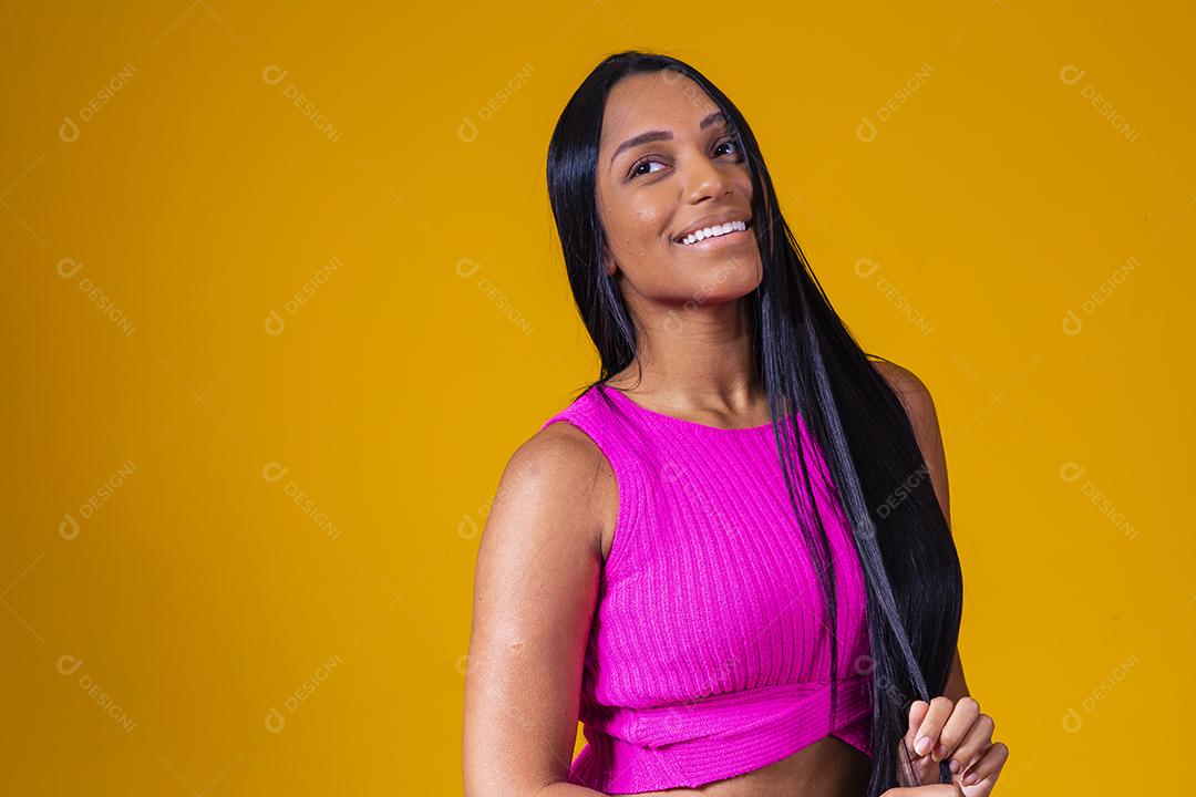 Bela jovem morena com cabelo comprido sorrindo olhando para a câmera