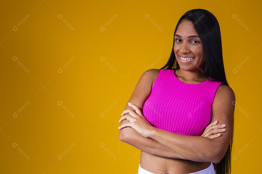 Linda mulher morena com cabelos longos e lisos