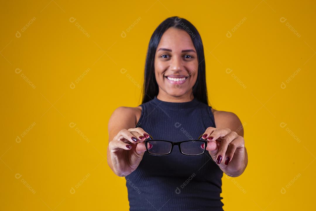Garota positiva e sorridente segurando óculos.