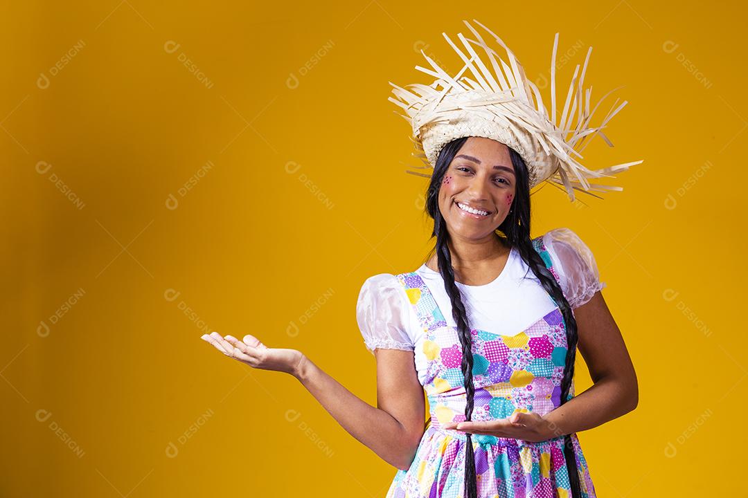 bela jovem morena com roupas típicas de festa junina brasileira. Linda mulher vestida para festa junina