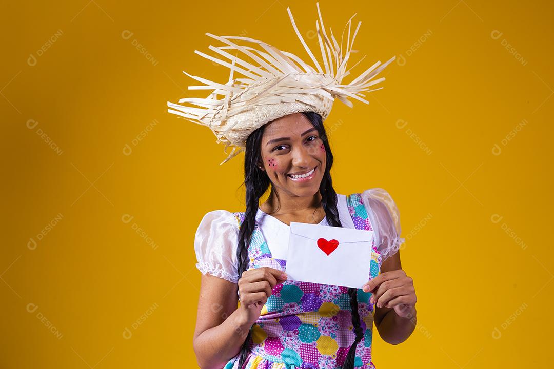 Festa Junina no Brasil, mulher surpreendida com carta de amor no festival brasileiro de junho vestindo fantasia