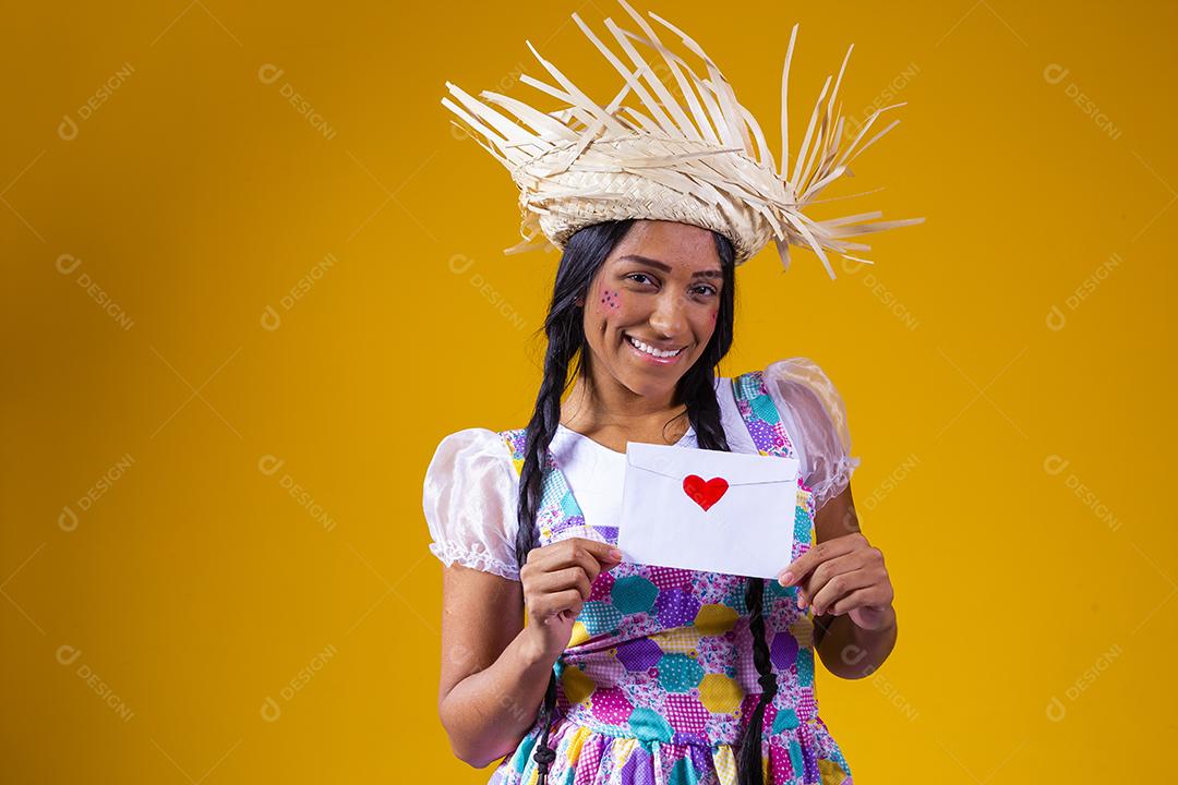 Festa Junina no Brasil, mulher surpreendida com carta de amor no festival brasileiro de junho vestindo fantasia