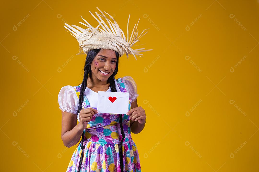 Festa Junina no Brasil, mulher surpreendida com carta de amor no festival brasileiro de junho vestindo fantasia