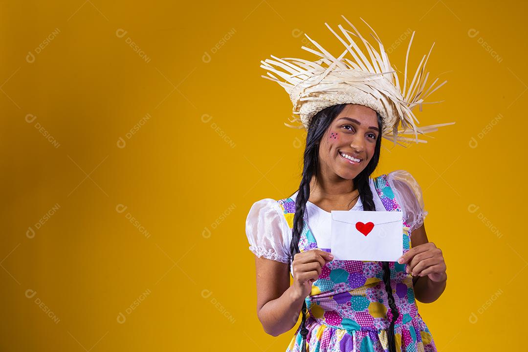 Festa Junina no Brasil, mulher surpreendida com carta de amor no festival brasileiro de junho vestindo fantasia