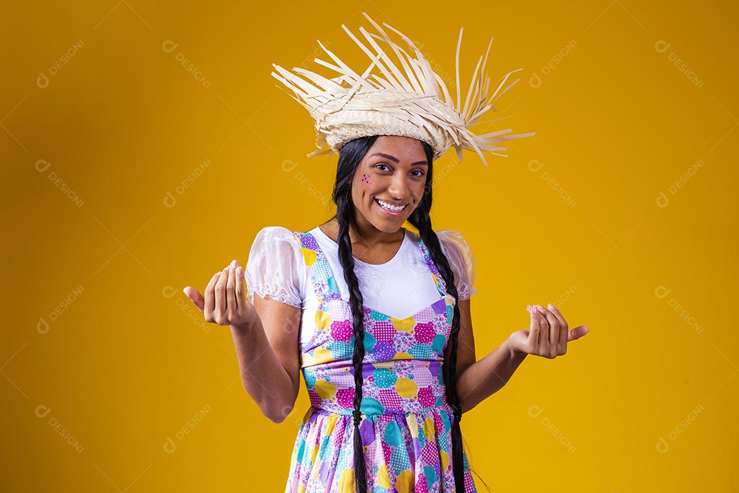 Mulher brasileira vestindo roupas típicas para a Festa Junina