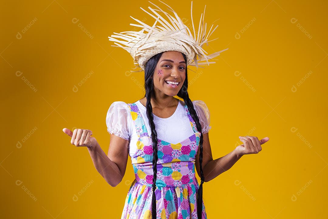 Mulher brasileira vestindo roupas típicas para a Festa Junina