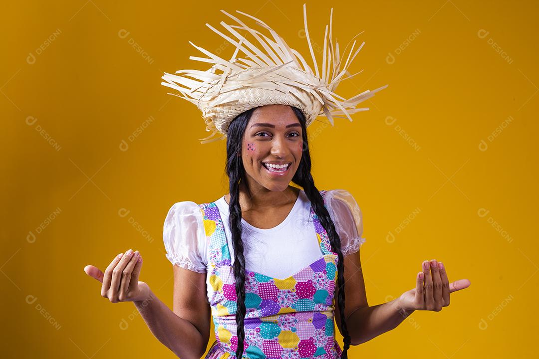 Mulher brasileira vestindo roupas típicas para a Festa Junina