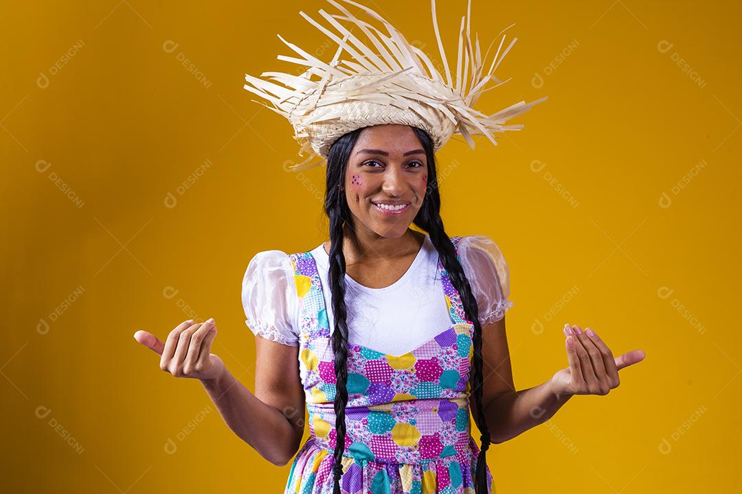 Mulher brasileira vestindo roupas típicas para a Festa Junina