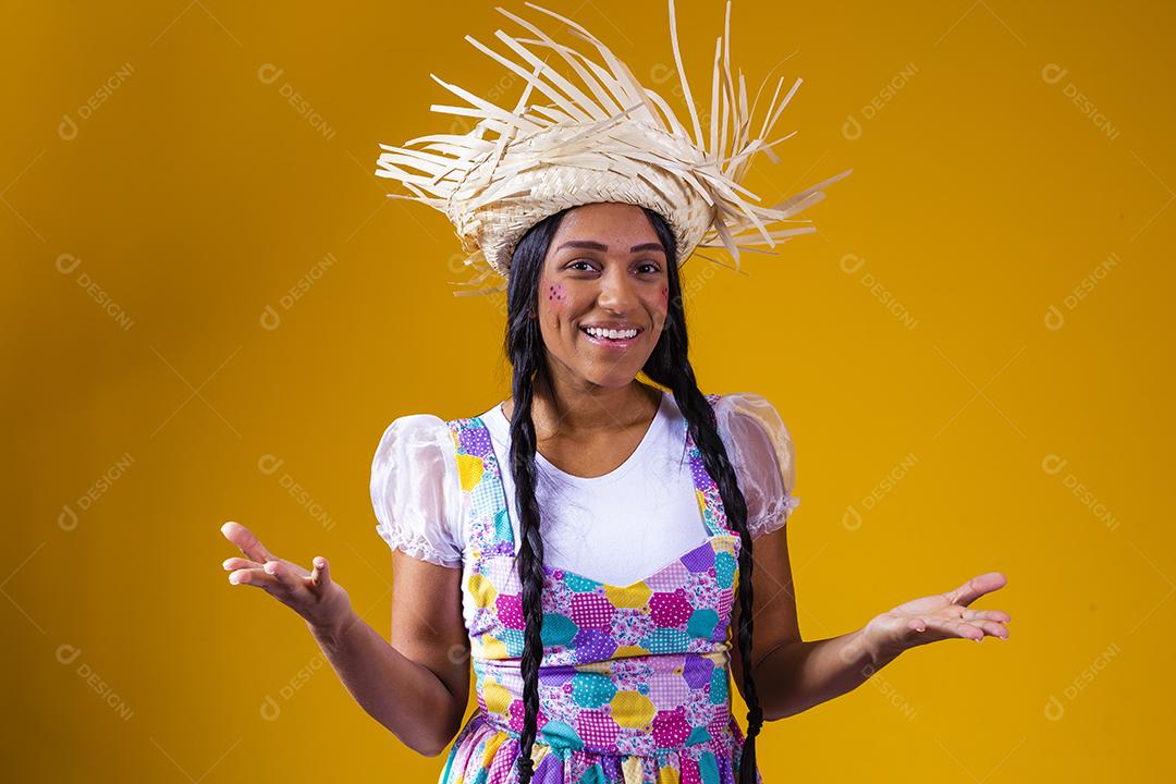 Mulher brasileira vestindo roupas típicas para a Festa Junina