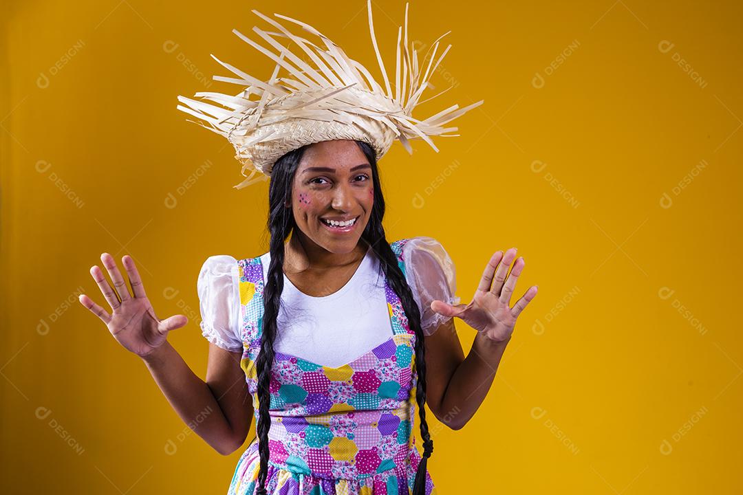 Mulher brasileira vestindo roupas típicas para a Festa Junina