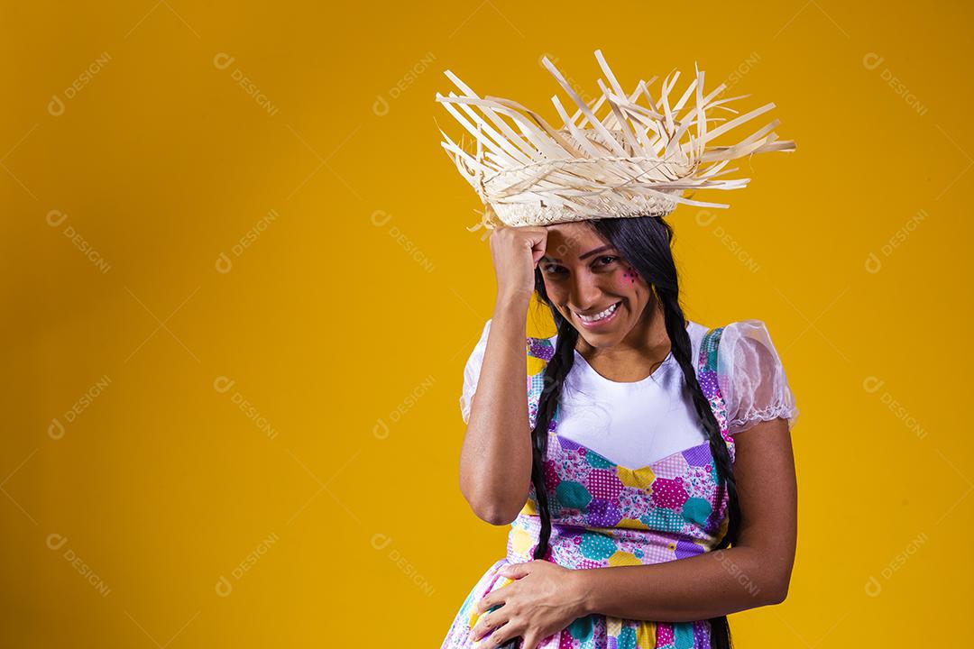 Garota vestida com roupas típicas para a festa junina brasileira dançando